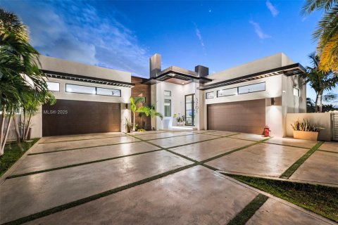 House in Lighthouse Point, Florida 3 bedrooms, 290.04 sq.m. № 1960134 - photo 7