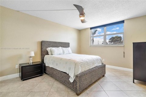 Condo in Hollywood, Florida, 2 bedrooms  № 1939983 - photo 25