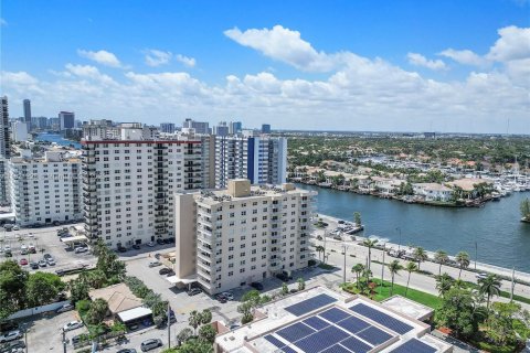 Condo in Hollywood, Florida, 2 bedrooms  № 1939983 - photo 4