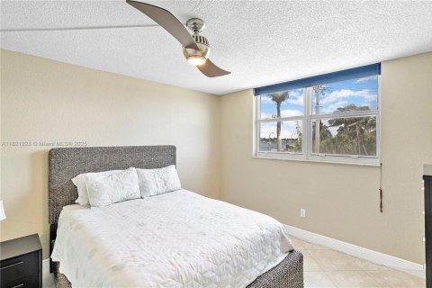 Condo in Hollywood, Florida, 2 bedrooms  № 1939983 - photo 26