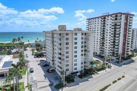 Condo in Hollywood, Florida, 2 bedrooms  № 1939983 - photo 7