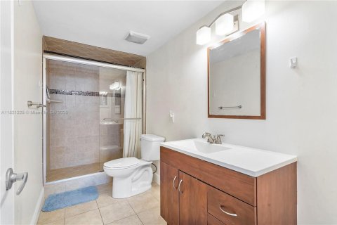 Condo in Hollywood, Florida, 2 bedrooms  № 1939983 - photo 27