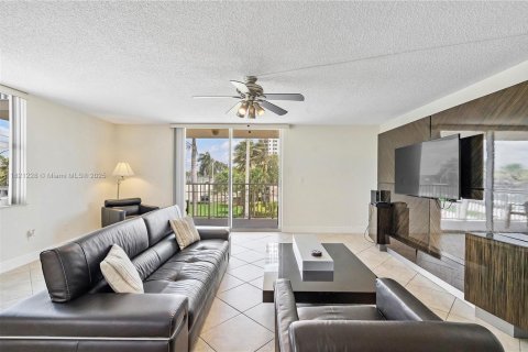 Condominio en alquiler en Hollywood, Florida, 2 dormitorios, 136.1 m2 № 1939983 - foto 17