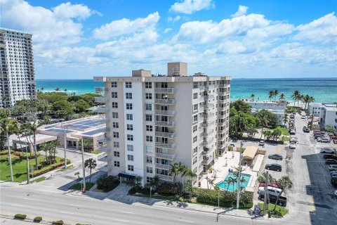 Condo in Hollywood, Florida, 2 bedrooms  № 1939983 - photo 1