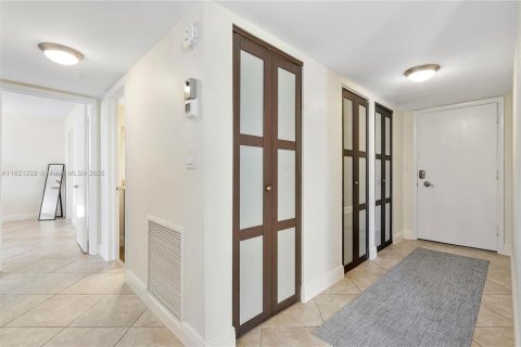 Condo in Hollywood, Florida, 2 bedrooms  № 1939983 - photo 20