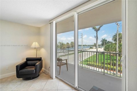 Condo in Hollywood, Florida, 2 bedrooms  № 1939983 - photo 19