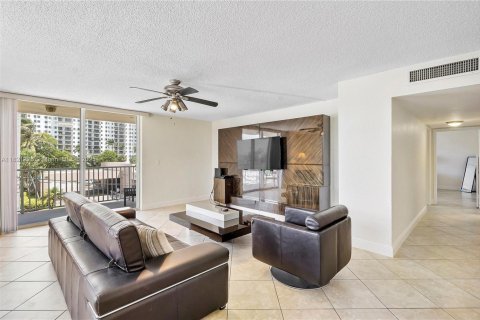Condo in Hollywood, Florida, 2 bedrooms  № 1939983 - photo 18