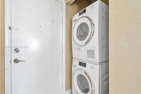 Condo in Hollywood, Florida, 2 bedrooms  № 1939983 - photo 12