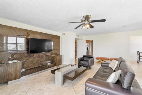 Condo in Hollywood, Florida, 2 bedrooms  № 1939983 - photo 16