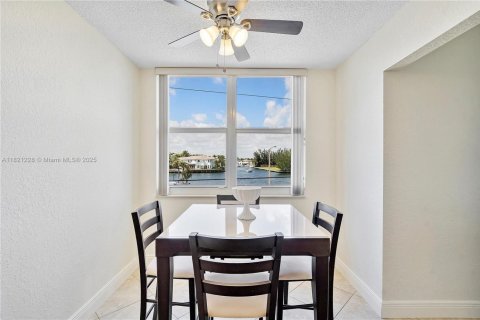 Condo in Hollywood, Florida, 2 bedrooms  № 1939983 - photo 13