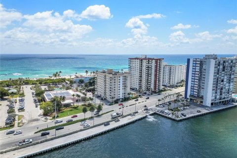 Condo in Hollywood, Florida, 2 bedrooms  № 1939983 - photo 2