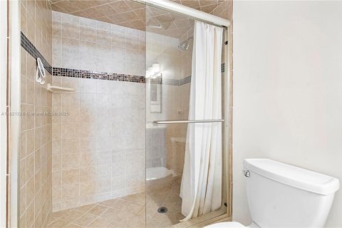 Condo in Hollywood, Florida, 2 bedrooms  № 1939983 - photo 28
