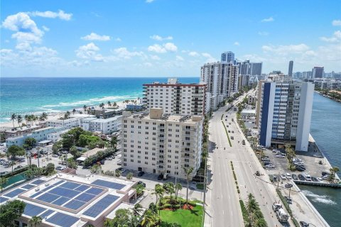 Condo in Hollywood, Florida, 2 bedrooms  № 1939983 - photo 3