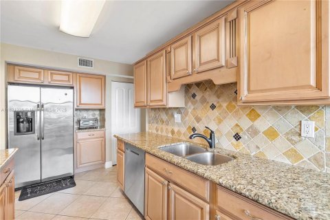 Condo in Hollywood, Florida, 2 bedrooms  № 1939983 - photo 11