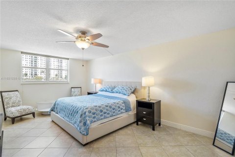 Condo in Hollywood, Florida, 2 bedrooms  № 1939983 - photo 22