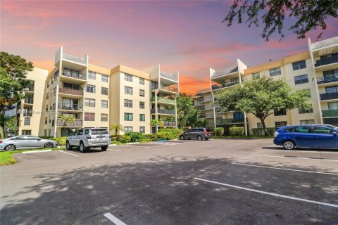 Copropriété à vendre à Tamarac, Floride: 2 chambres, 95.69 m2 № 1951842 - photo 1