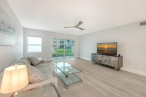 Condo in Venice, Florida, 2 bedrooms  № 2290509 - photo 12