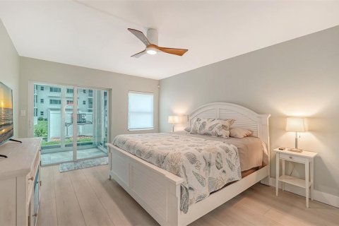 Condo in Venice, Florida, 2 bedrooms  № 2290509 - photo 18