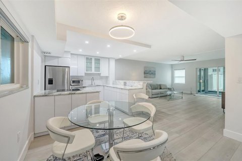 Condo in Venice, Florida, 2 bedrooms  № 2290509 - photo 3