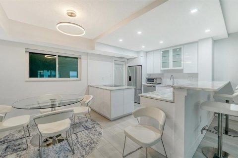 Condo in Venice, Florida, 2 bedrooms  № 2290509 - photo 8
