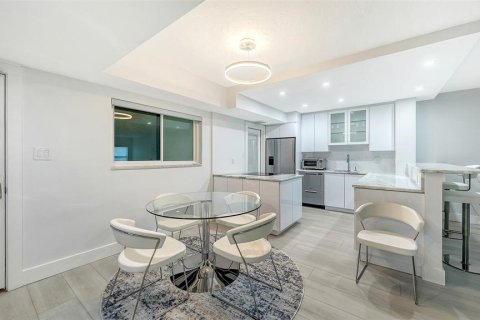 Condo in Venice, Florida, 2 bedrooms  № 2290509 - photo 2