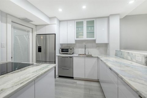 Condo in Venice, Florida, 2 bedrooms  № 2290509 - photo 6
