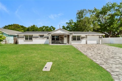 House in Saint Petersburg, Florida 4 bedrooms, 178.47 sq.m. № 2114878