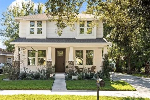 House in Tampa, Florida 5 bedrooms, 225.57 sq.m. № 2364113