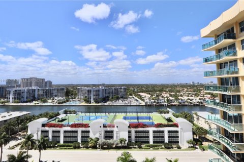 Снять в аренду кондоминиум в Холливуд, Флорида 1 спальня, 77.57м2, № 1959492 - фото 1
