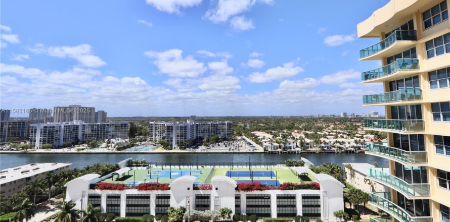 Кондоминиум с 1 спальней в Холливуд, Флорида № 1959492