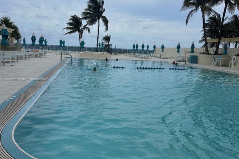 Снять в аренду кондоминиум в Холливуд, Флорида 1 спальня, 77.57м2, № 1959492 - фото 2