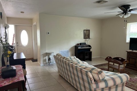 House in Naples, Florida 3 bedrooms № 2069542 - photo 4