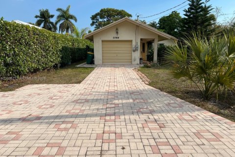 House in Naples, Florida 3 bedrooms № 2069542
