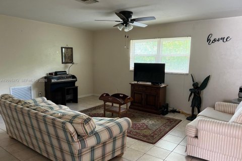 House in Naples, Florida 3 bedrooms № 2069542 - photo 5