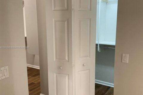 House in Weston, Florida 3 bedrooms, 197.05 sq.m. № 1975792 - photo 15