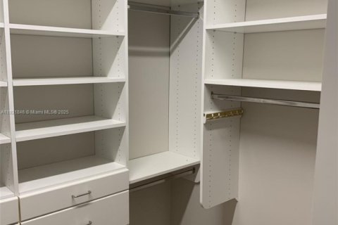 House in Weston, Florida 3 bedrooms, 197.05 sq.m. № 1975792 - photo 17