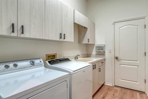 House in Sarasota, Florida 4 bedrooms, 243.68 sq.m. № 2210990 - photo 29