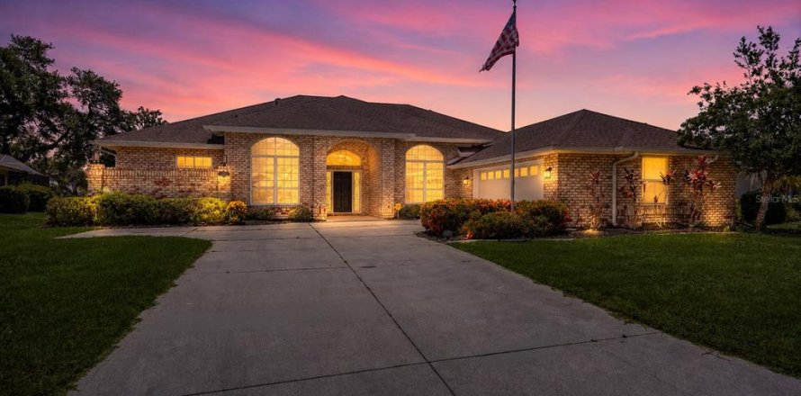 House in Sarasota, Florida 4 bedrooms, 243.68 sq.m. № 2210990