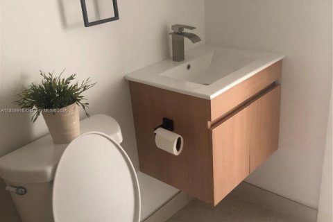 Villa ou maison à louer à Miami, Floride: 3 chambres, 122.45 m2 № 1887568 - photo 6