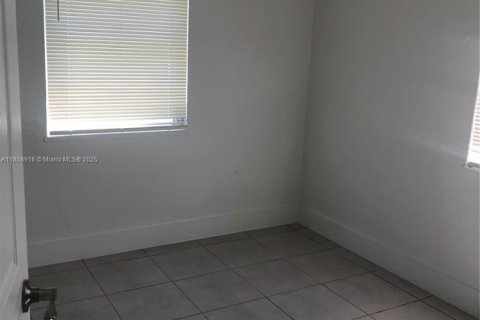 Villa ou maison à louer à Miami, Floride: 3 chambres, 122.45 m2 № 1887568 - photo 5