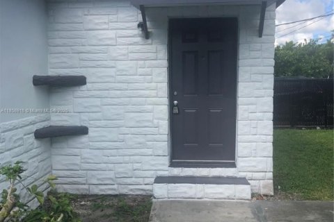 Villa ou maison à louer à Miami, Floride: 3 chambres, 122.45 m2 № 1887568 - photo 2