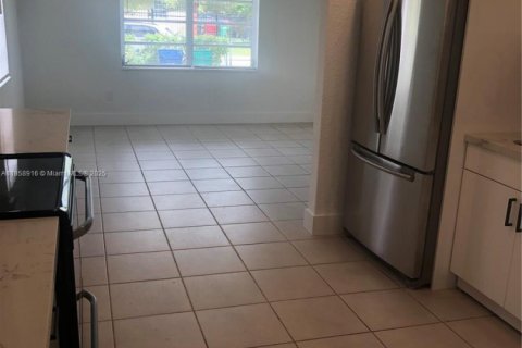 Villa ou maison à louer à Miami, Floride: 3 chambres, 122.45 m2 № 1887568 - photo 4
