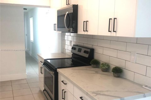 Villa ou maison à louer à Miami, Floride: 3 chambres, 122.45 m2 № 1887568 - photo 3