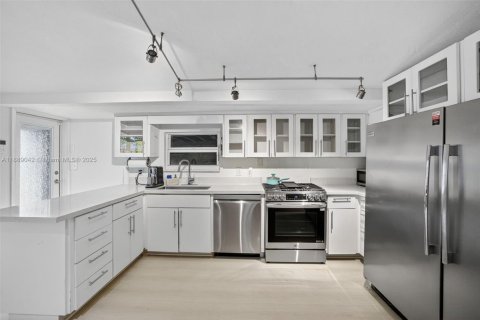 House in Fort Lauderdale, Florida 2 bedrooms, 145.3 sq.m. № 1941349 - photo 23