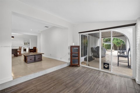 House in Fort Lauderdale, Florida 2 bedrooms, 145.3 sq.m. № 1941349 - photo 10
