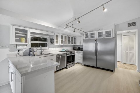 House in Fort Lauderdale, Florida 2 bedrooms, 145.3 sq.m. № 1941349 - photo 24