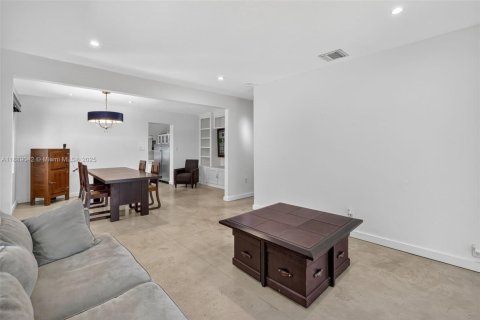 House in Fort Lauderdale, Florida 2 bedrooms, 145.3 sq.m. № 1941349 - photo 15