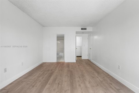 Купить кондоминиум в Майами-Шорс, Флорида 1 спальня, 82.78м2, № 2047592 - фото 16