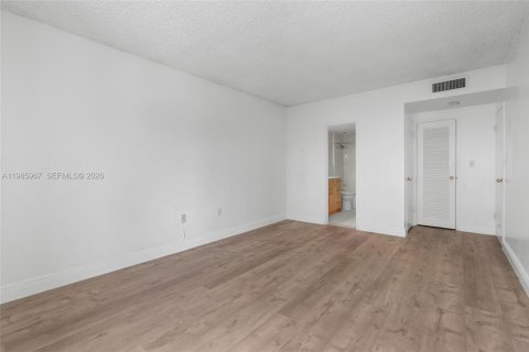 Купить кондоминиум в Майами-Шорс, Флорида 1 спальня, 82.78м2, № 2047592 - фото 15