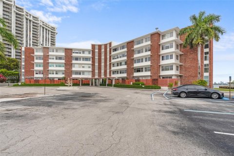 Купить кондоминиум в Майами-Шорс, Флорида 1 спальня, 82.78м2, № 2047592 - фото 22